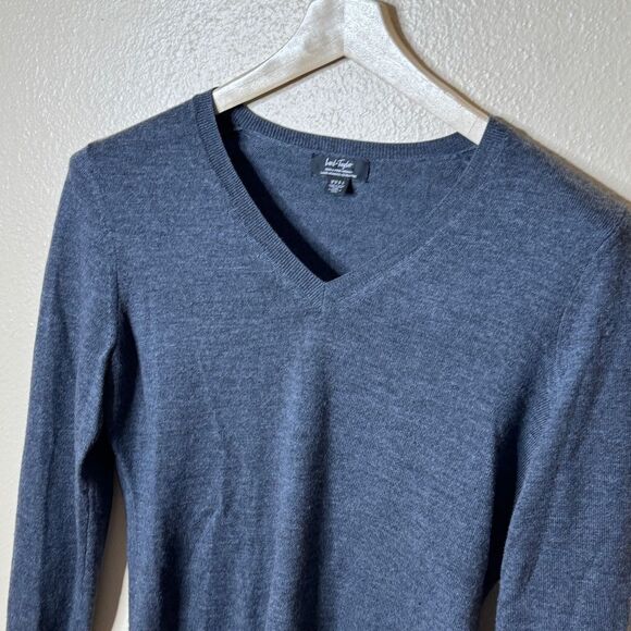Lord + Tylor Sweater Women's Medium Gray V-Neck Pullover Fine Merino Wool - Picture 2 of 8